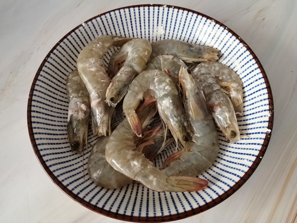 白灼活虾要怎么处理才好吃,活虾直接冻还是处理了再冻