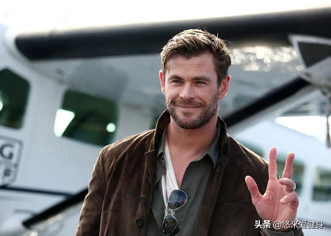 身高190的澳洲帅哥，因出演雷神而成名，年近40仍有健壮肌肉