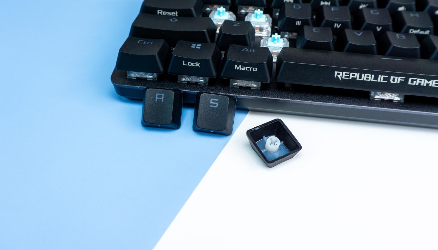 游戏宅的电脑桌面,游戏头戴式耳机rog棱镜s