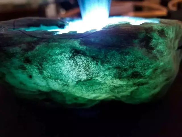 买千万翡翠原石看货继续开窗,开窗阳绿的翡翠原石能否时来运转