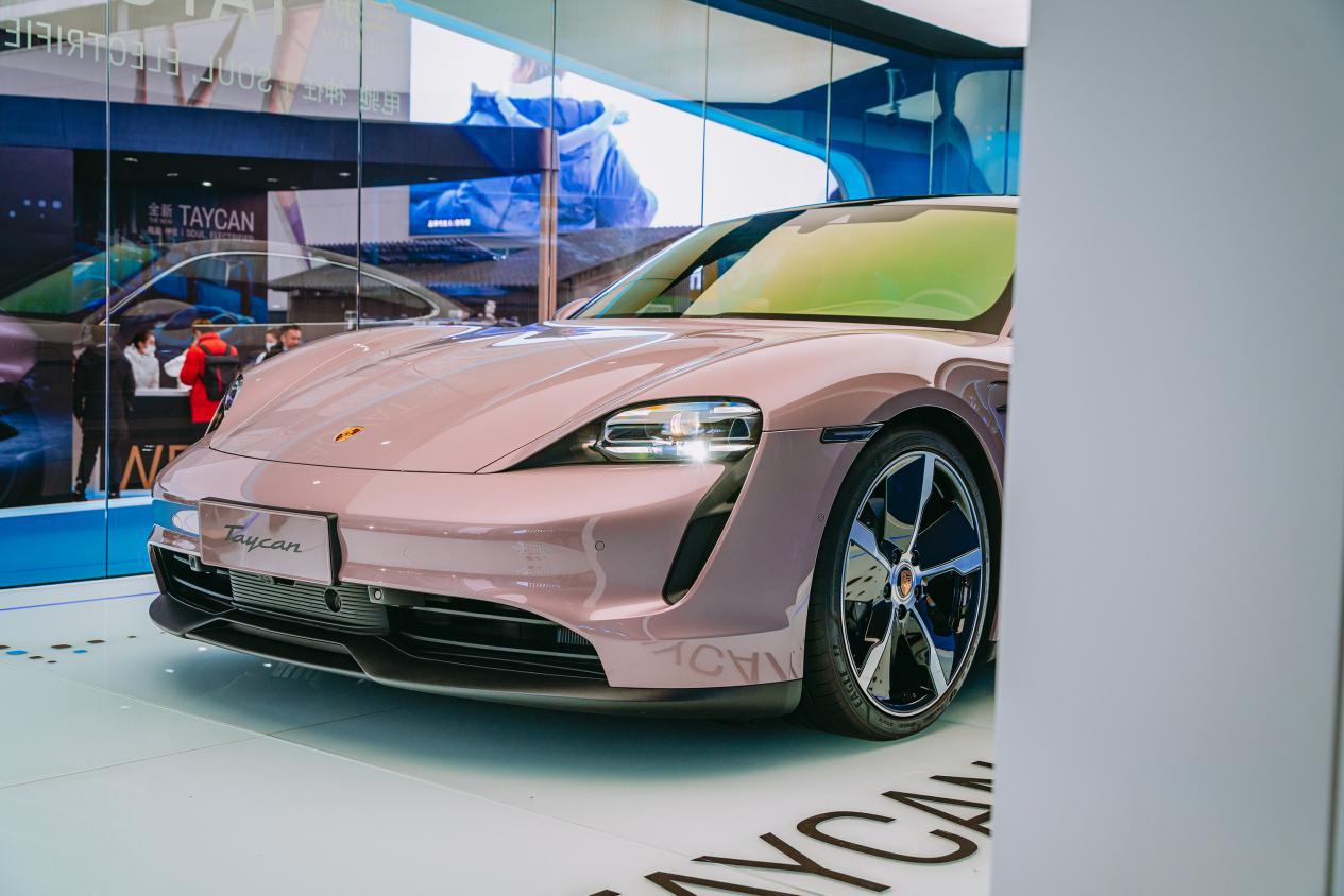 taycanturbos冰莓粉,买不起taycan的比亚迪