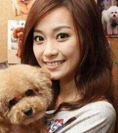 23岁女明星拒绝牛津大学，选择嫁入豪门，8年后过着这样的生活