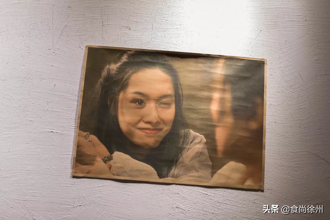 徐州闹市一角，还原了80年代的市井范儿！笸箩上菜，98元吃17样！