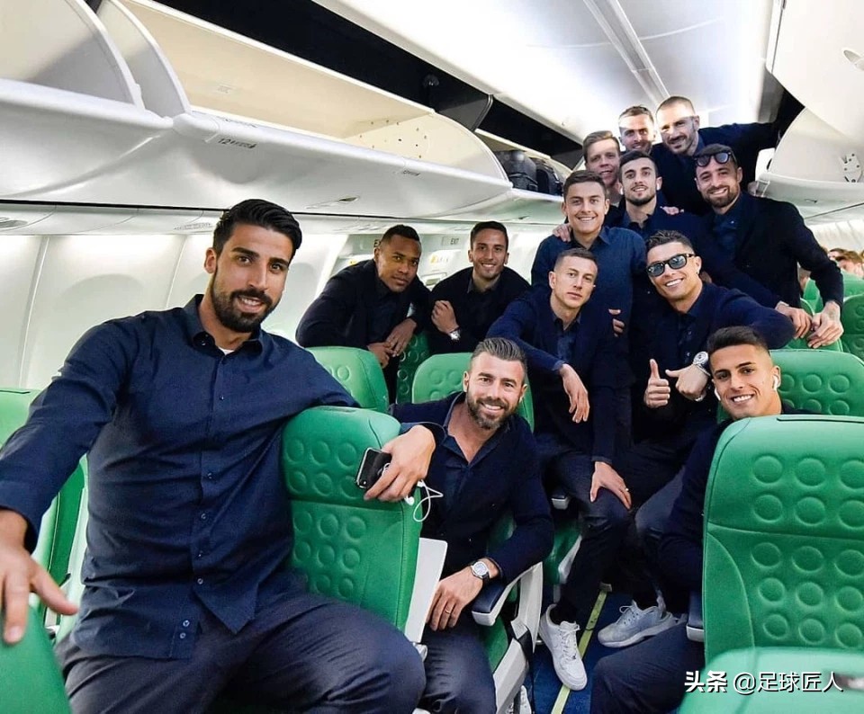 C罗女友乔治娜晒健身照，劈叉展示柔韧性，这身材真完美