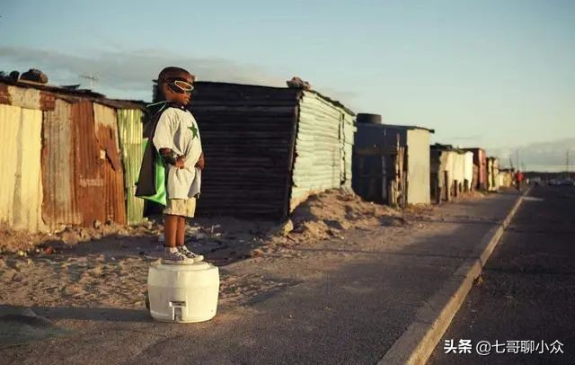 电影里的大厦倒塌现场,电影里建筑物突然崩塌的片段