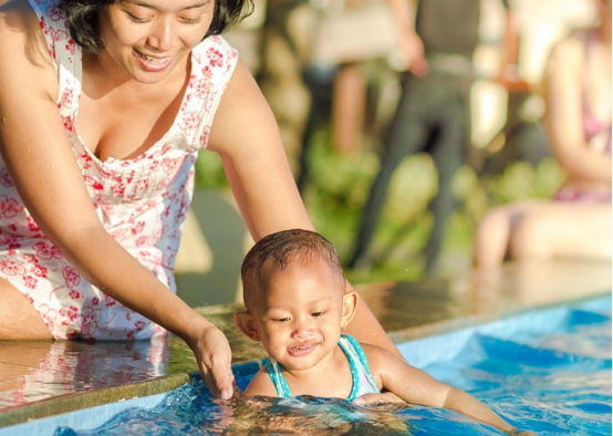 6岁小女孩空翻练出8块腹肌,学生如何练成八块腹肌还有后空翻