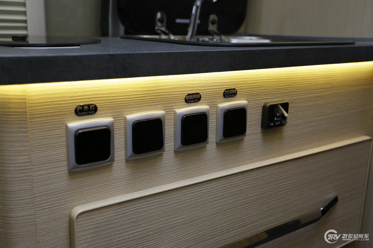 25万大通v90七座,大通v90自动挡5.95米长轴高顶房车