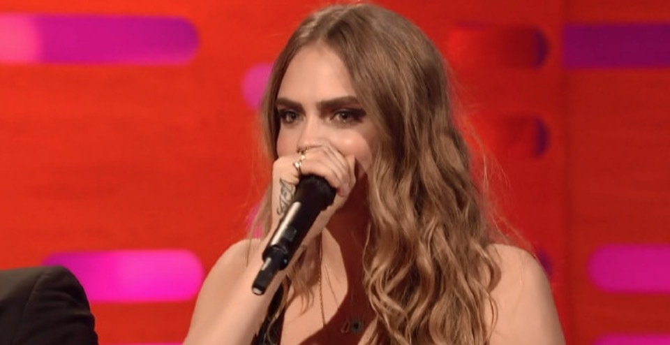 甜！英国贵族超模爱上美国女演员，机场热吻，狂撒狗粮