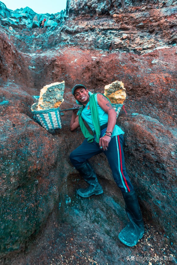 蓝火，是游客追逐和观赏对象；而硫磺矿，更是矿工赖以生存的物品