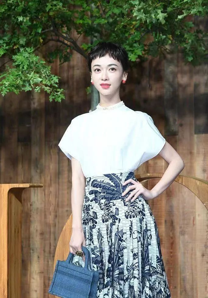 吴谨言模仿baby白头发,吴谨言与angelababy对比