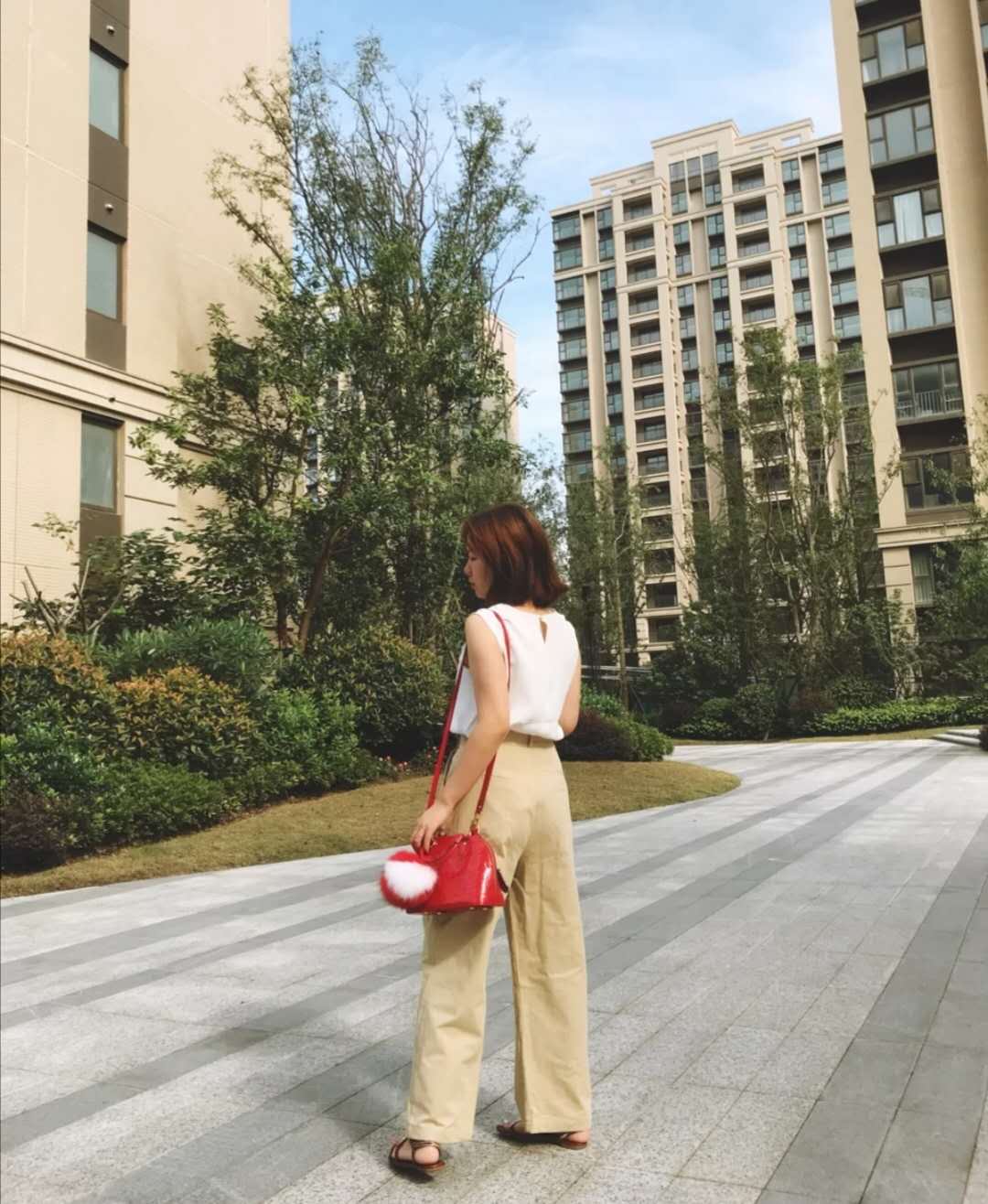 灰色上衣搭配卡其色裤子好看吗,冬季卡其色裤子搭配上衣图片