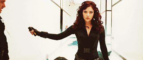 电梯9岁女孩机智自救,女人电梯自救