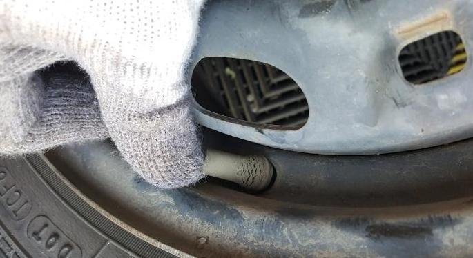 车轮胎侧面的小洞漏气了怎么办,汽车后轮胎有点漏气