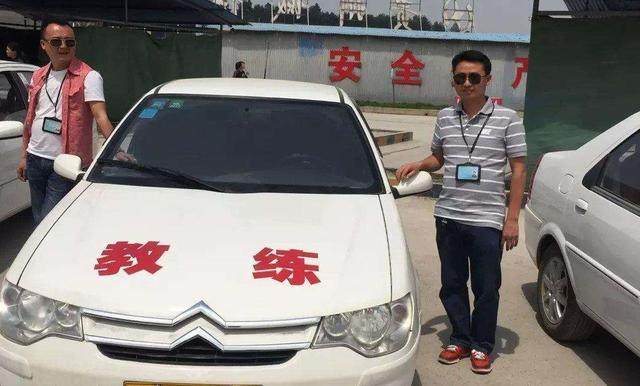 驾校教练一年能赚二十万,驾校教练一般一年多少钱
