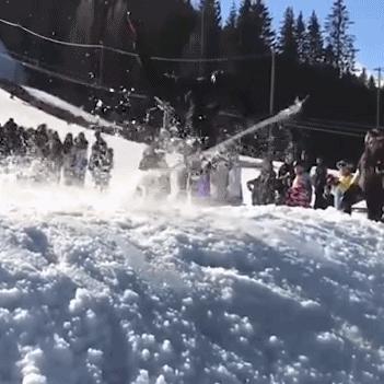 爆笑GIF图：办法是不错，就是要是老师从后门就来怎么办呀