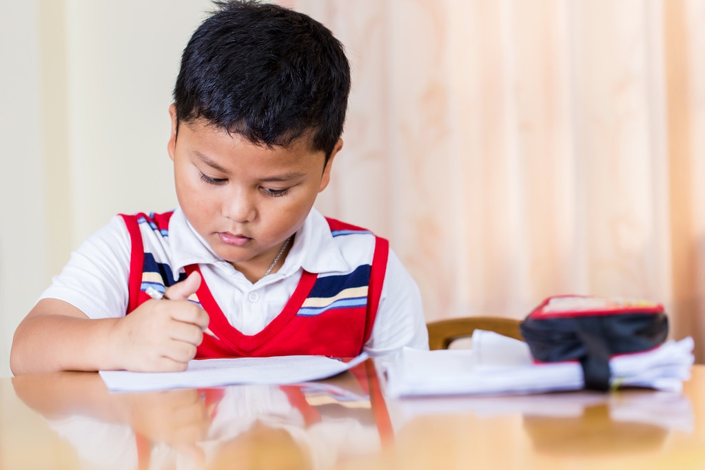 花钱让孩子出国留学值得吗,花巨资送孩子出国留学值得吗