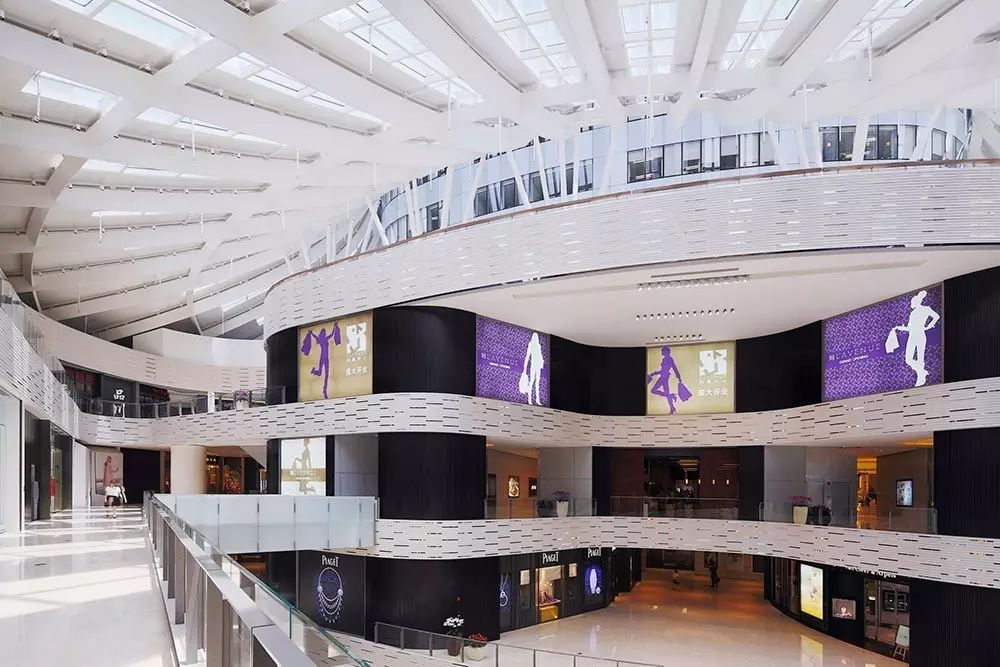 他是LV*用御**设计师，打造了五座LV旗舰店，用的竟是……