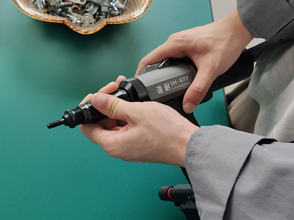 手动拉铆螺母枪怎么更换视频,全自动拉铆螺母枪头应该怎样换