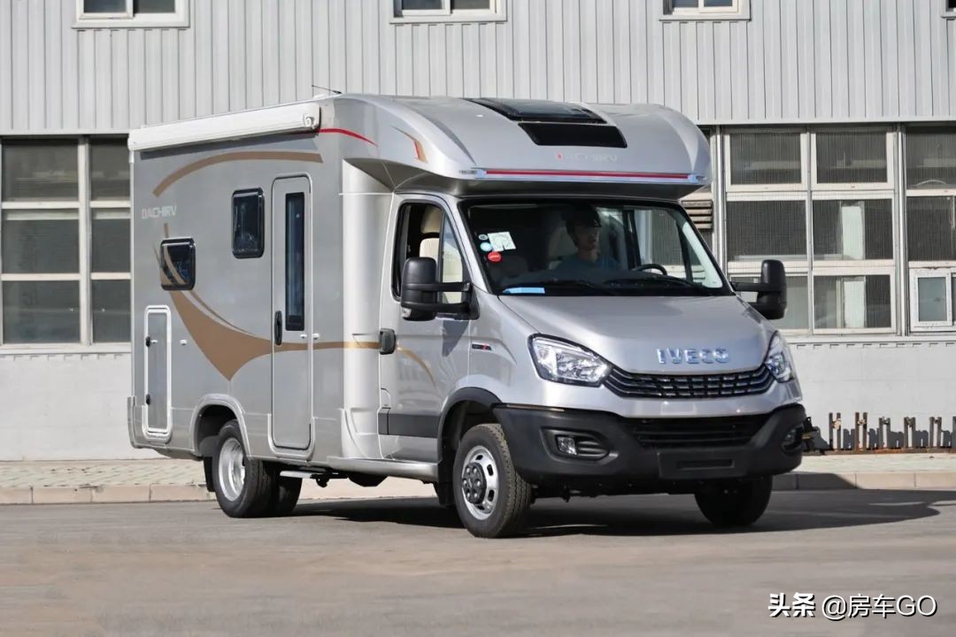 这台房车有5种充电方式，车内电器语音控制，卫生间也是干湿分离