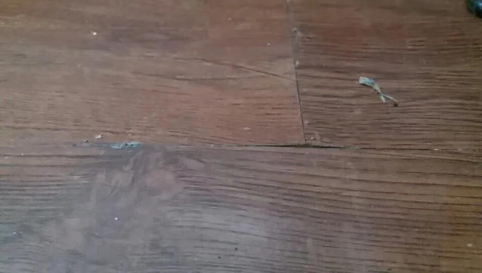 地板之间离得太近起拱怎么处理,地板起拱了怎么办视频