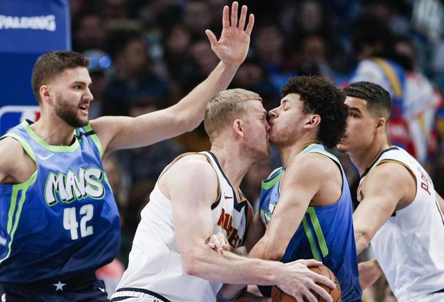 谁来管管？竟在大庭广众之下“接吻”？盘点球场上的“暧昧”瞬间