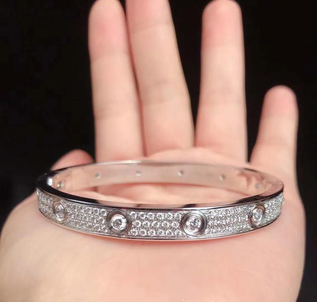 cartier卡地亚满钻手镯正品多少钱,卡地亚love手镯满钻值得买吗