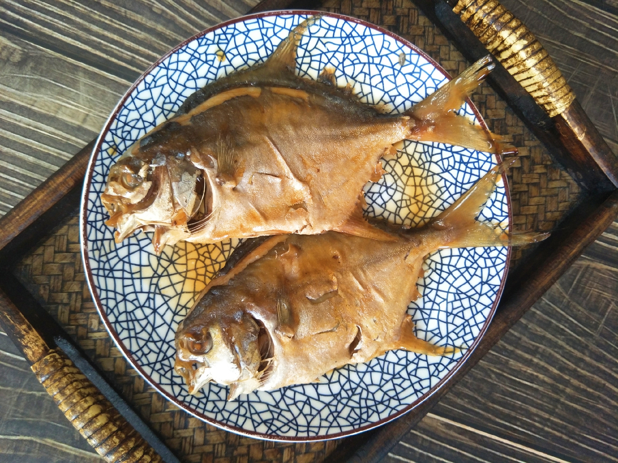 煎鱼怎么不粘锅不掉皮绝招,煎鱼不粘锅掉皮简单方法