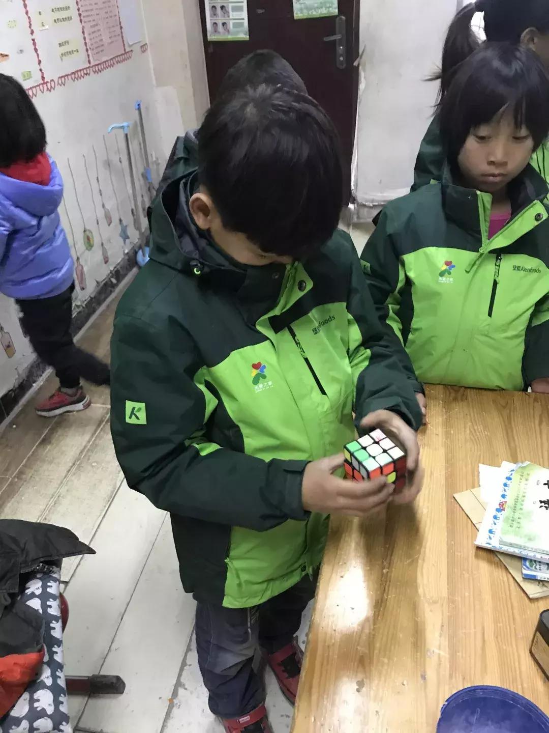 给孩子的第一节动画魔方课,小朋友学的魔方课