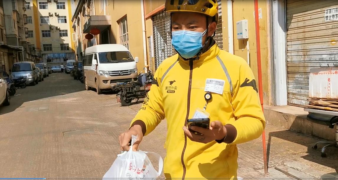 外卖小哥，用车轮温暖着昆明