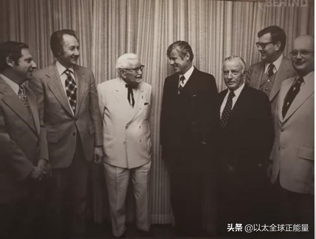 有八块腹肌的肯德基爷爷,肯德基老爷爷亲自做炸鸡