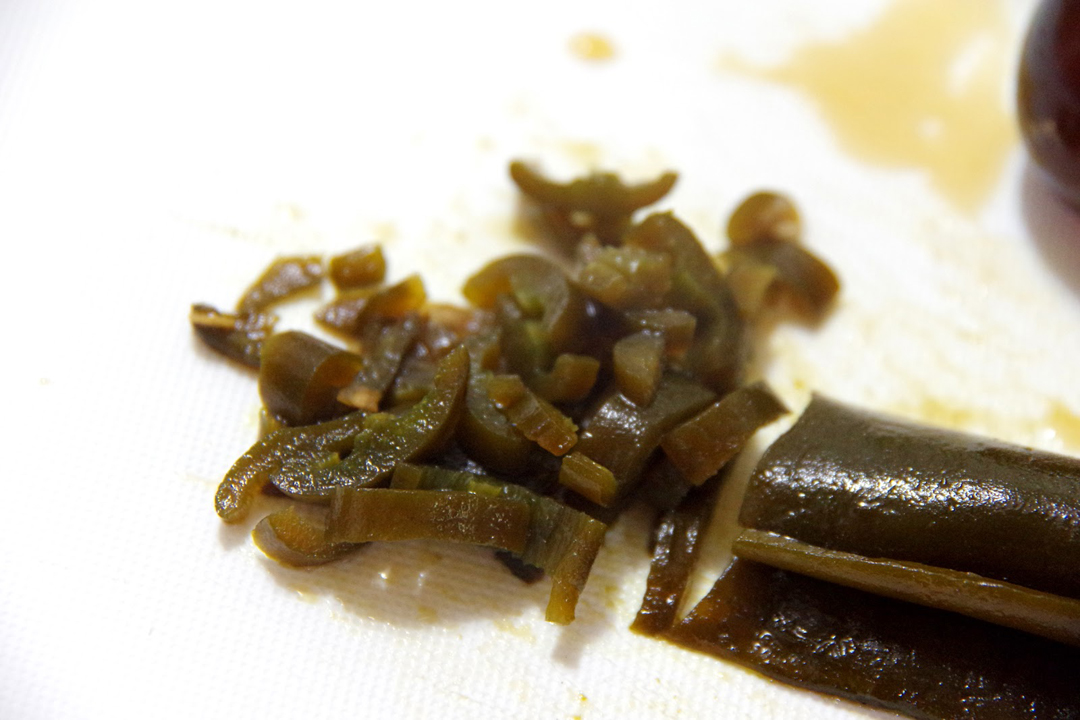 皮蛋和它一起拌简直绝配，5块钱一大盘吃上瘾了，去饭店都吃不到