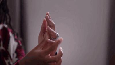 右手中指戴戒指的女生什么意思,女性右手中指戴戒指表示啥意思