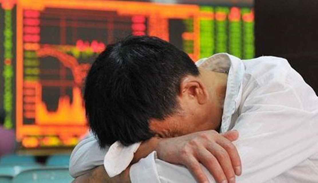 迟来的锦旗送给散户，你们不但给大股东送韭菜，还送别墅给分析师