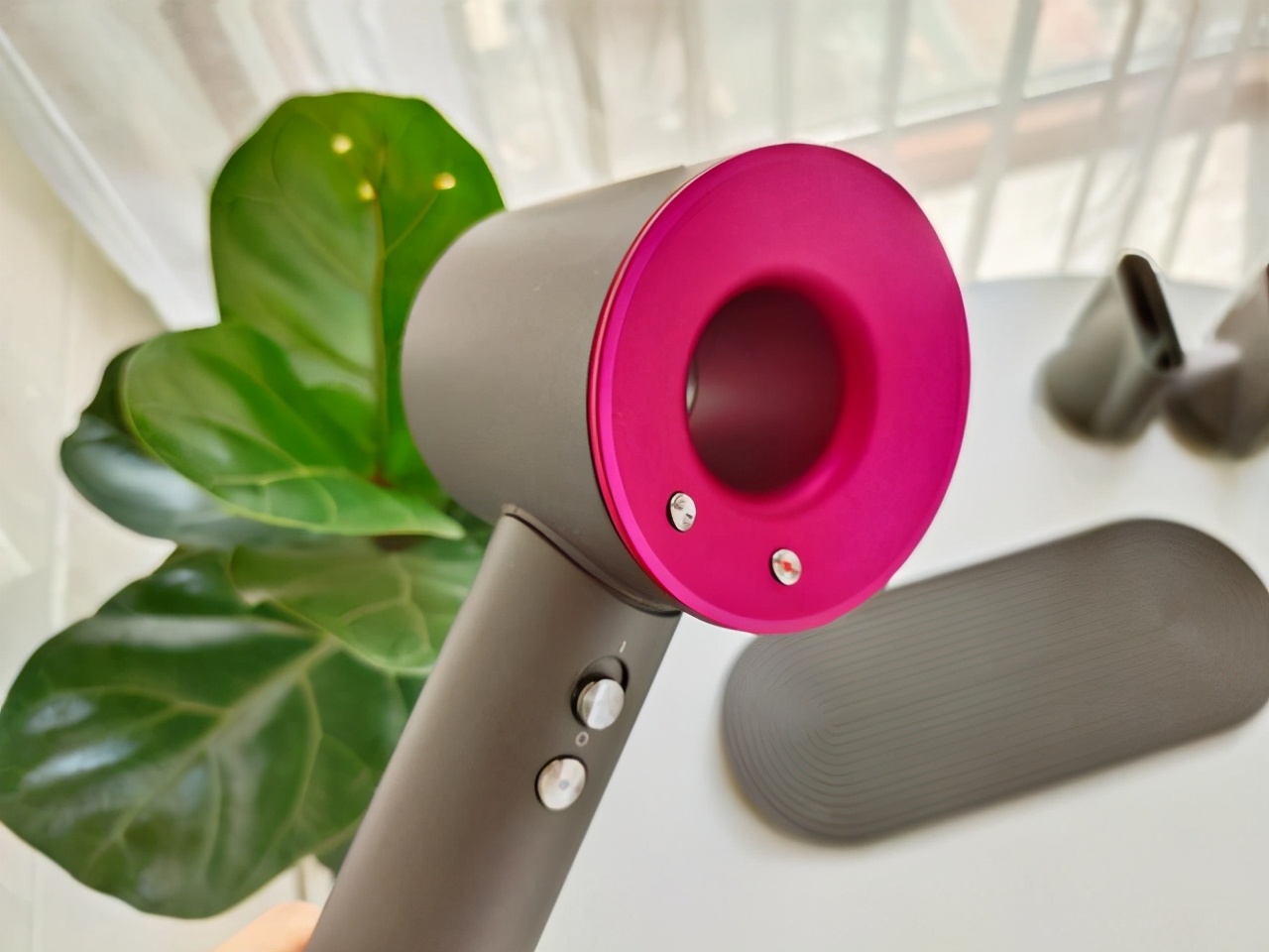 别再为情人节送礼发愁，这几个科技爆款不会出错