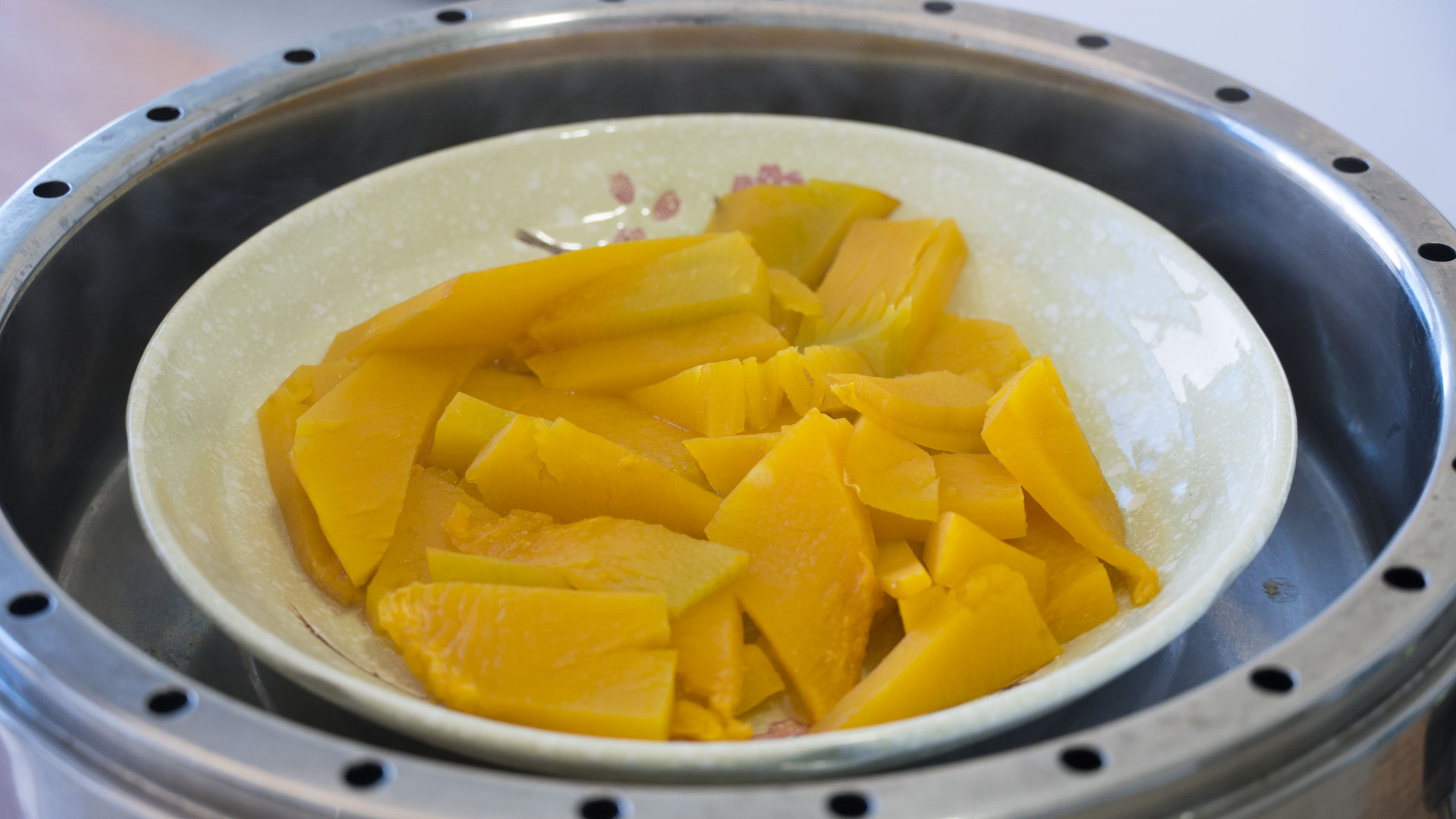 软糯香甜的南瓜饼超简单,好吃的南瓜饼老人孩子都抢着吃