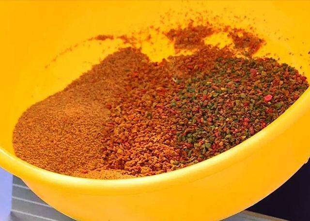 野钓鱼冒泡怎么回事,野钓鱼在水面怎么办