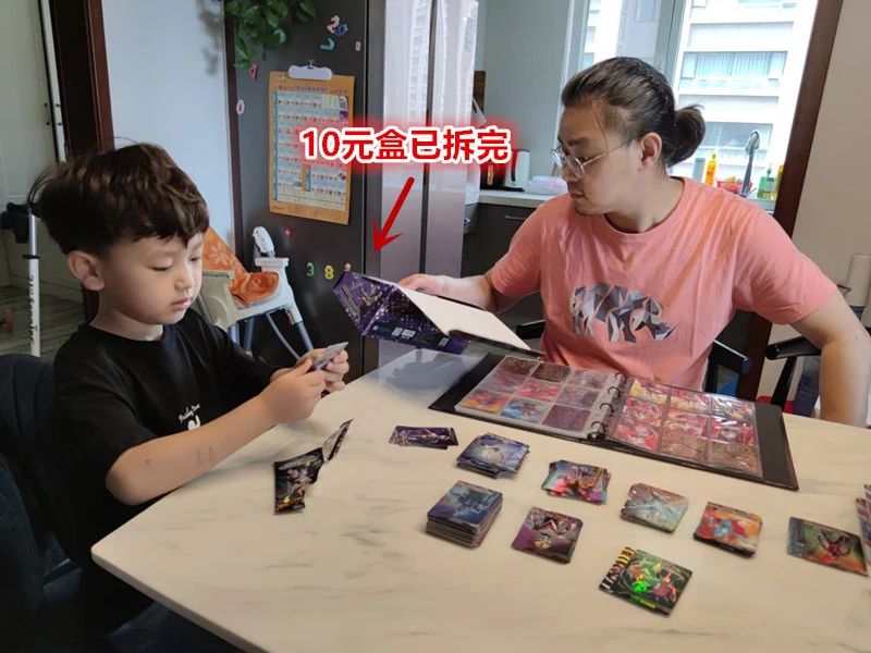 奥特曼卡片是雷霆还是黑钻版,奥特曼卡片到底要不要买呢