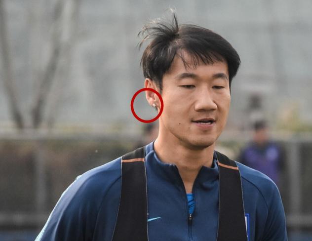戴耳钉项链戒指训练？中超球员太不职业上港队长曾因此被禁赛