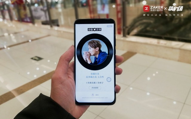 挖孔屏好用吗，相机自带8倍镜，能玩英雄联盟：荣耀V20体验