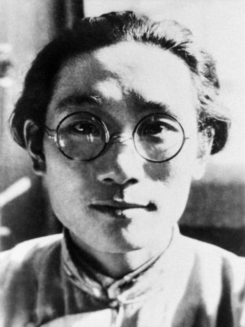 一场震动东亚的葬礼，16位大人物抬棺，灵柩上附三个字：民族魂