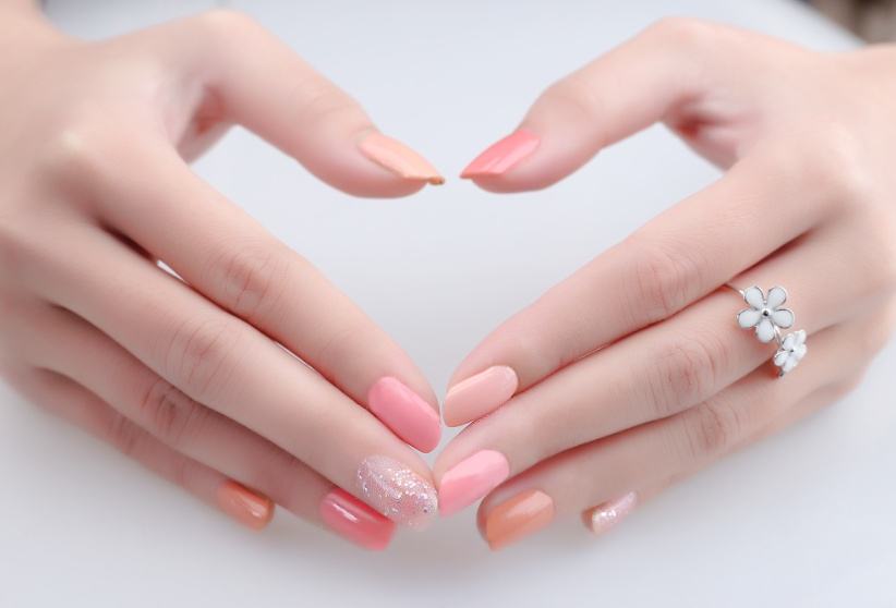 手黄涂什么指甲油好看,怎么涂指甲油漂亮又好看