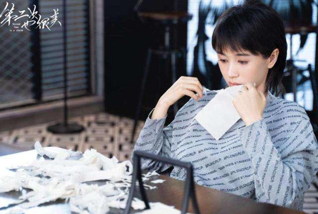 王子文高铁踩桌,王子文穿高跟鞋被嘲笑是地摊货