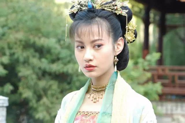 都姓杨，看这谜之相似的脸，她真不是Angelababy姐姐？