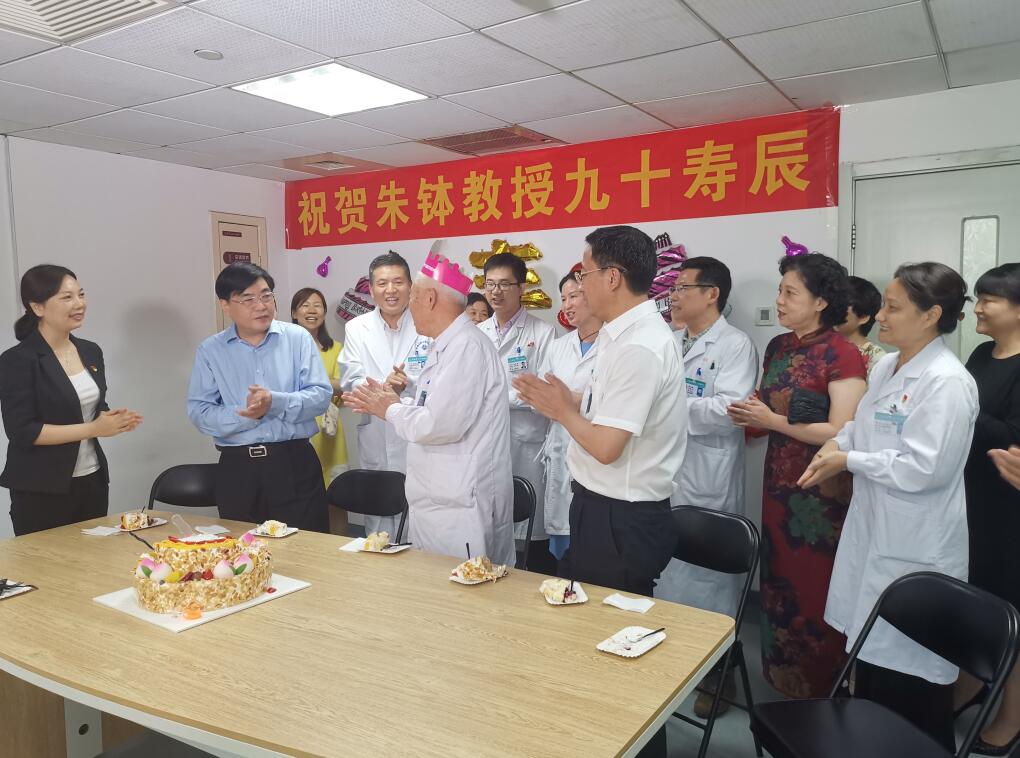 “少花钱看好病”！河南九旬大医朱钵的坚守