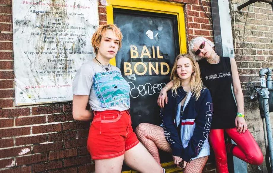 理想人妻：我们才不是什么女子乐队！