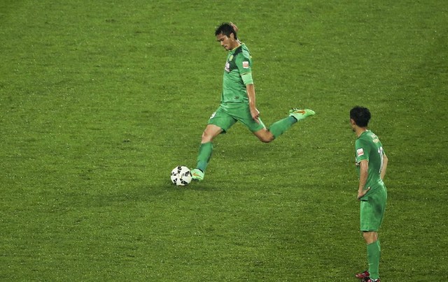 为什么业余球员不建议反手发球,为何业余足球联赛都严禁铲球