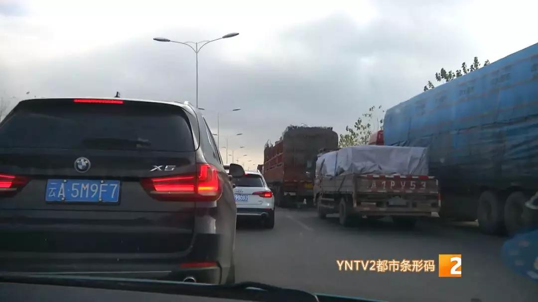 堵车堵在昆明北京路上视频,堵高速堵了一晚上