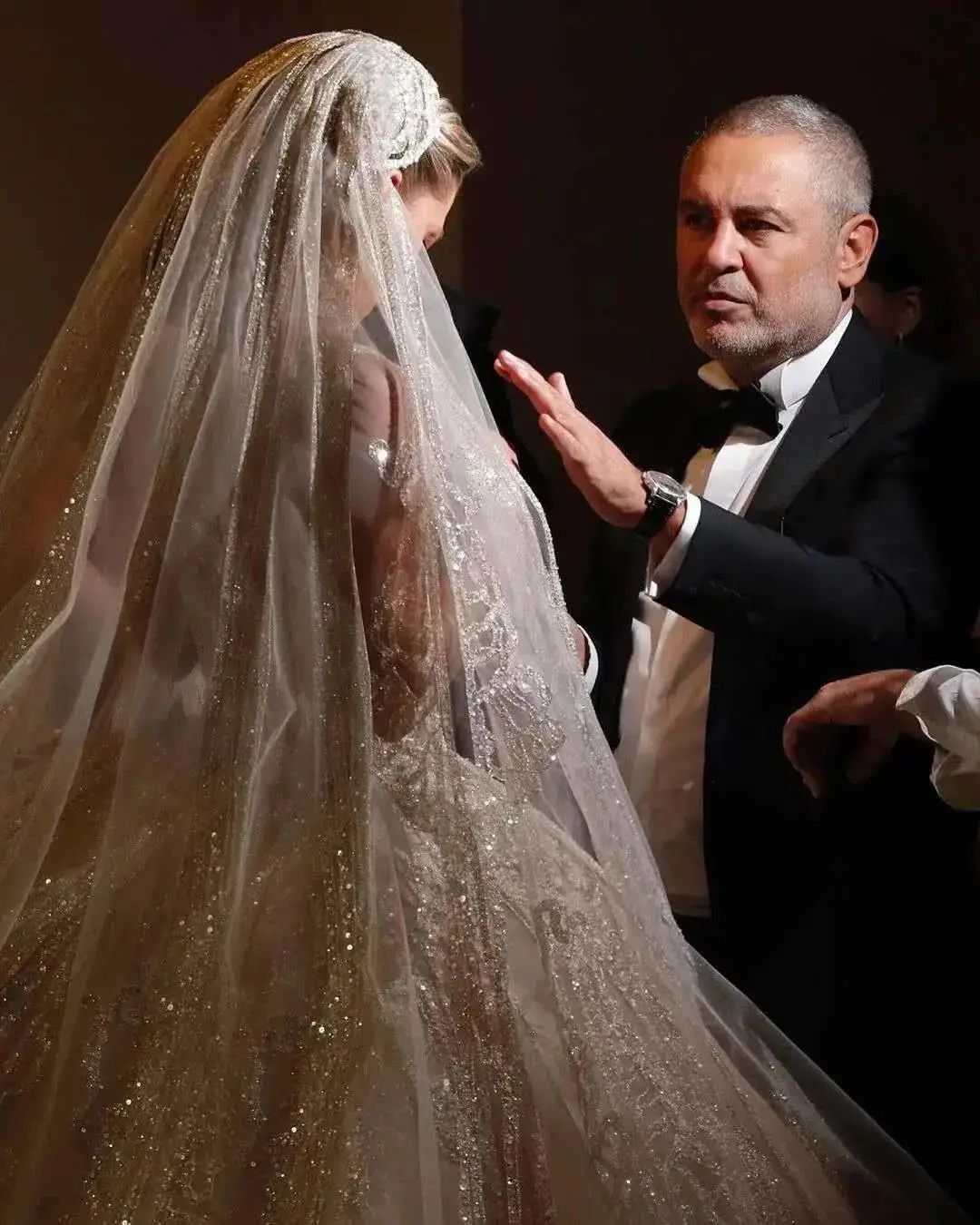 黎巴嫩爆炸发生后,巩俐章子怡的挚爱无声落泪……