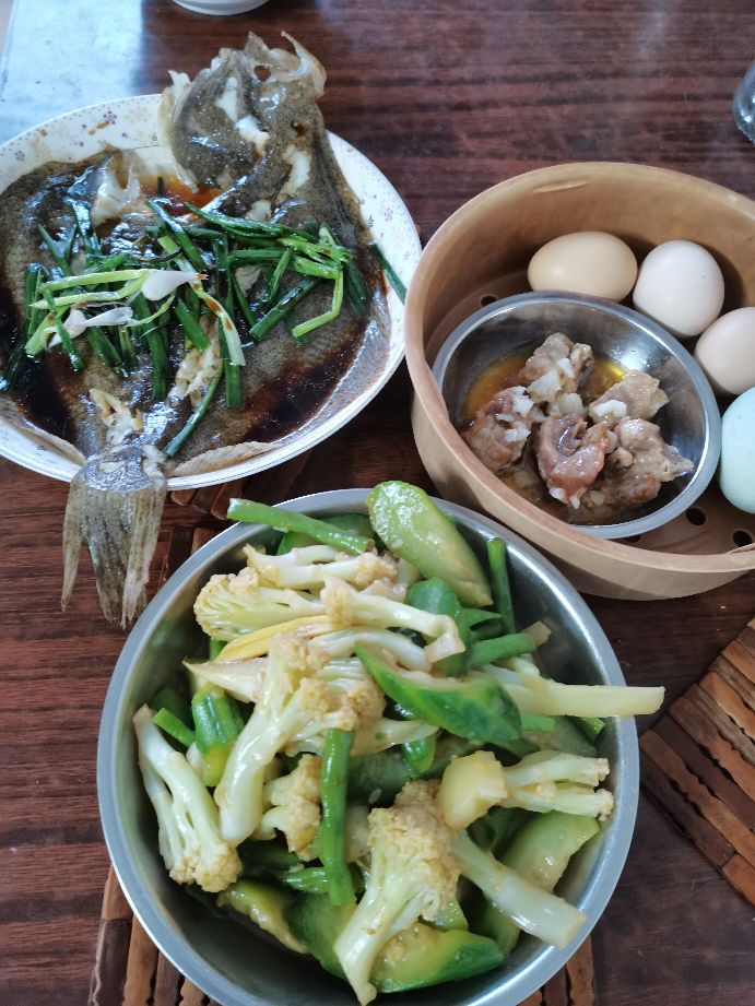 清蒸多宝鱼的正确方法,清蒸多宝鱼先放酱油还是先淋热油