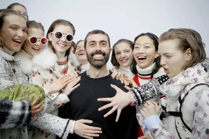 moncler羽绒服国外代言明星,moncler一件羽绒服可以穿几年